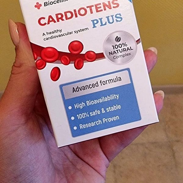 Étui blanc et bleu Cardiotens Plus de Biocellix, tenu à la main, avec globules rouges et mention Advanced formula