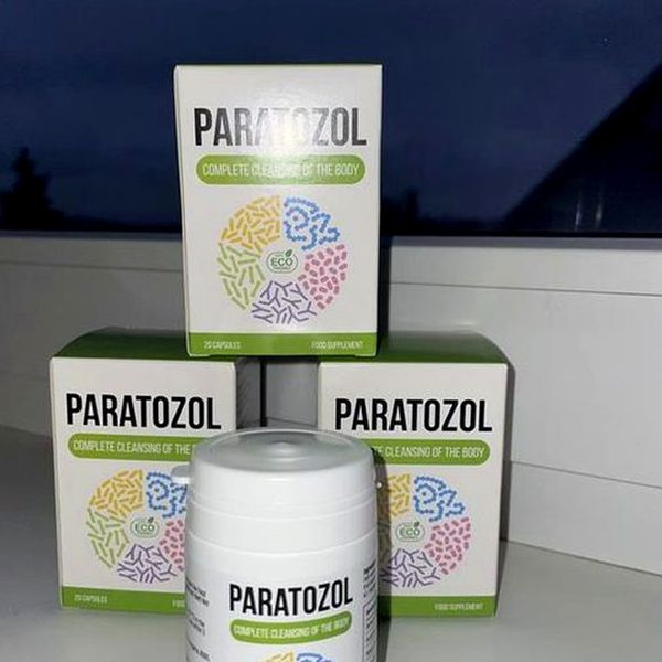 Pot blanc Paratozol de 20 gélules posé devant trois boîtes blanches à bandes vertes